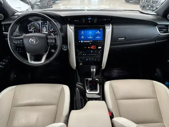 TOYOTA-HILUX SW4-2024