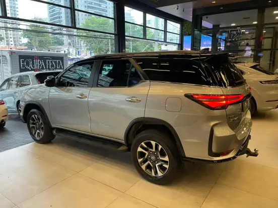 TOYOTA-HILUX SW4-2023