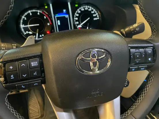 TOYOTA-HILUX SW4-2023