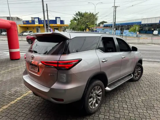 TOYOTA-HILUX SW4-2023