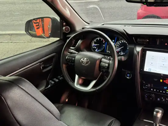 TOYOTA-HILUX SW4-2023