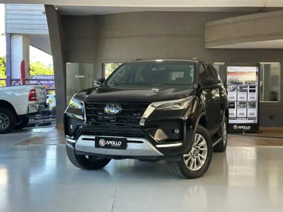 TOYOTA HILUX SW4 2.8 D-4D TURBO DIESEL SRX 7L 4X4 AUTOMÁTICO