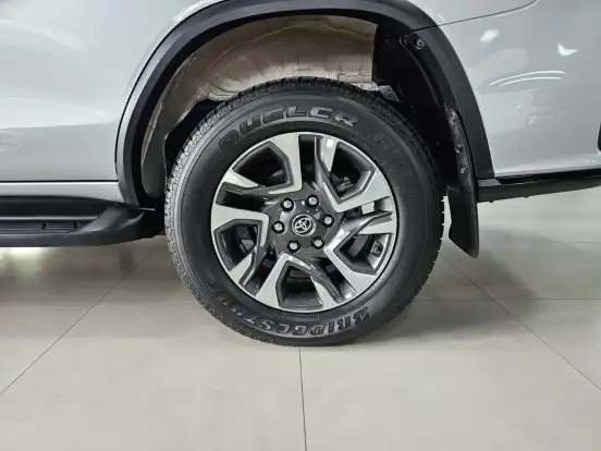 TOYOTA-HILUX SW4-2023