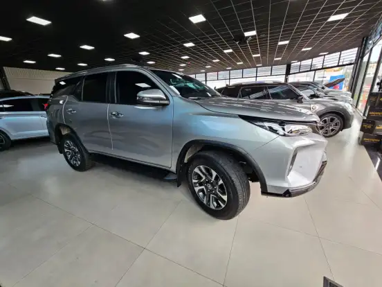 TOYOTA-HILUX SW4-2023