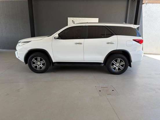 TOYOTA-HILUX SW4-2017