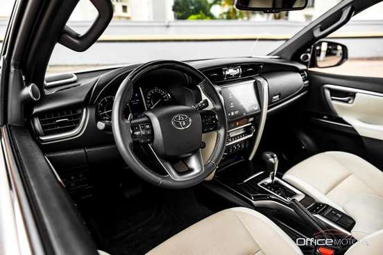 TOYOTA-HILUX SW4-2023