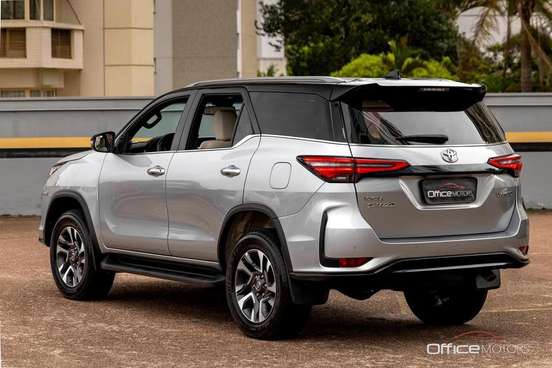 TOYOTA-HILUX SW4-2023