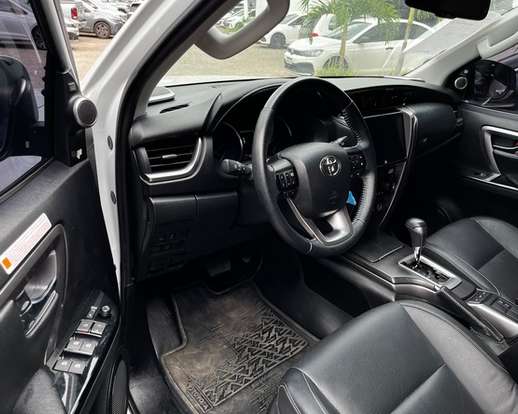TOYOTA-HILUX SW4-2023