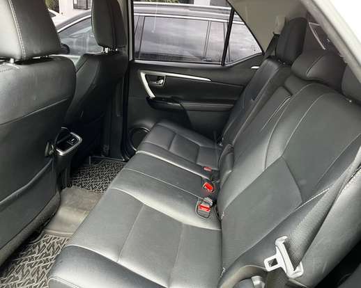 TOYOTA-HILUX SW4-2023