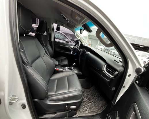 TOYOTA-HILUX SW4-2023