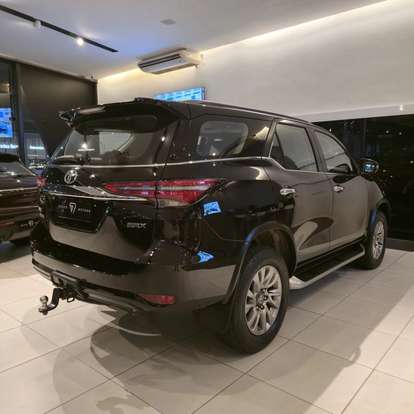 TOYOTA-HILUX SW4-2023