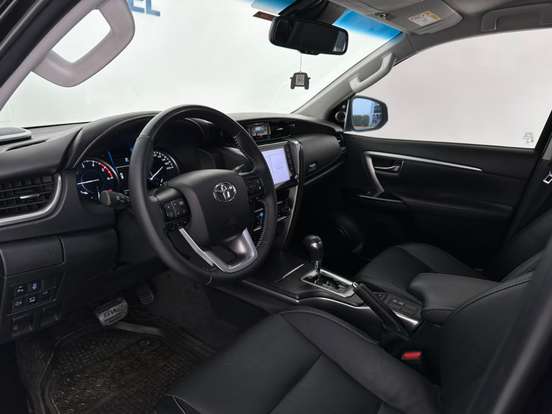 TOYOTA-HILUX SW4-2023
