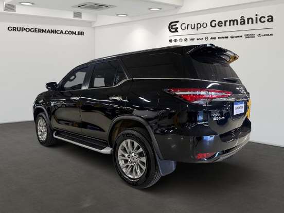 TOYOTA-HILUX SW4-2.8 D-4D TURBO DIESEL SRX 7L 4X4 AUTOMÁTICO TOYOTA-HILUX SW4-2023
