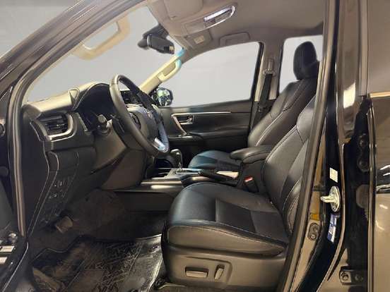 TOYOTA-HILUX SW4-2.8 D-4D TURBO DIESEL SRX 7L 4X4 AUTOMÁTICO TOYOTA-HILUX SW4-2023