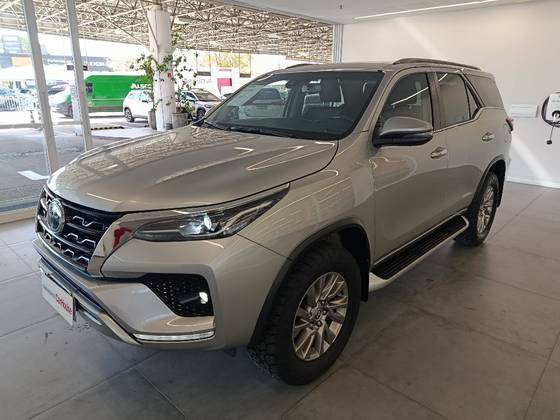 TOYOTA HILUX SW4 2.8 D-4D TURBO DIESEL SRX 7L 4X4 AUTOMÁTICO