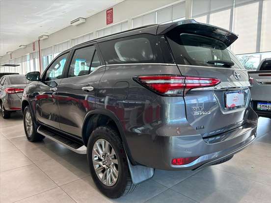 TOYOTA-HILUX SW4-2023