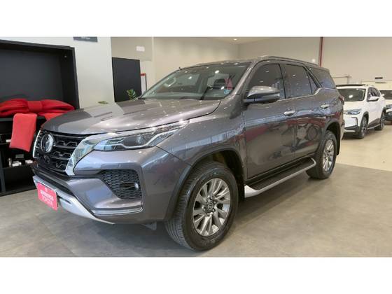 TOYOTA HILUX SW4 2.8 D-4D TURBO DIESEL SRX 7L 4X4 AUTOMÁTICO