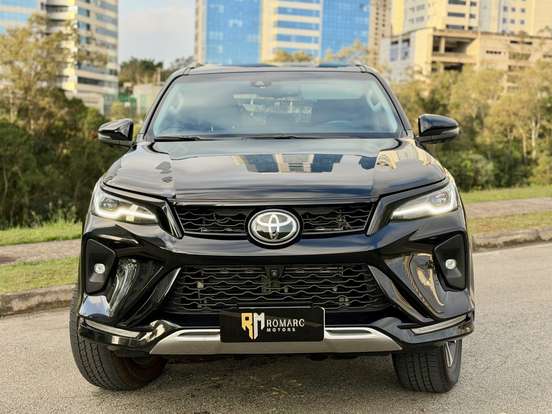 TOYOTA-HILUX SW4-2.8 D-4D TURBO DIESEL SRX PLATINUM 4X4 AUTOMÁTICO TOYOTA-HILUX SW4-2024