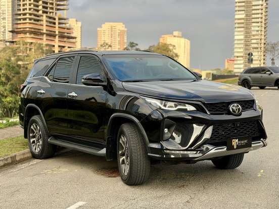 TOYOTA-HILUX SW4-2024