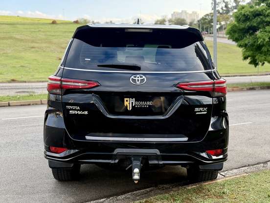 TOYOTA-HILUX SW4-2024