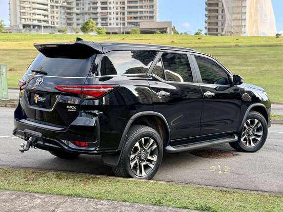 TOYOTA-HILUX SW4-2.8 D-4D TURBO DIESEL SRX PLATINUM 4X4 AUTOMÁTICO TOYOTA-HILUX SW4-2024