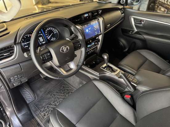 TOYOTA-HILUX SW4-2025
