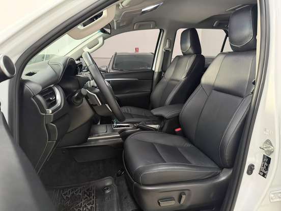 TOYOTA-HILUX SW4-2025
