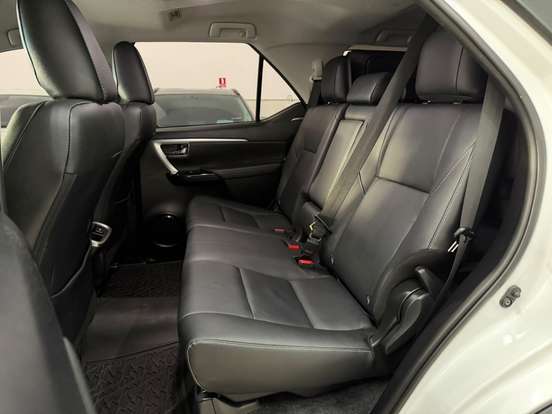 TOYOTA-HILUX SW4-2.8 D-4D TURBO DIESEL SRX PLATINUM 7L 4X4 AUTOMÁTICO TOYOTA-HILUX SW4-2025