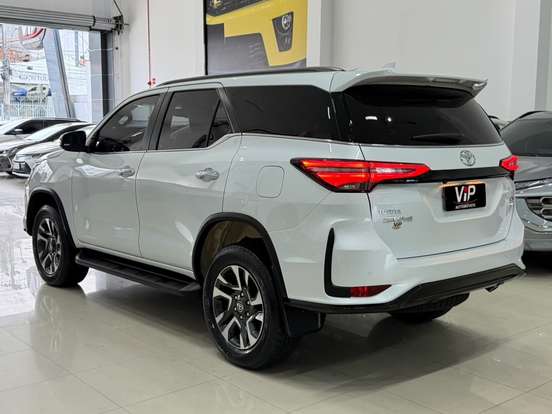 TOYOTA-HILUX SW4-2025