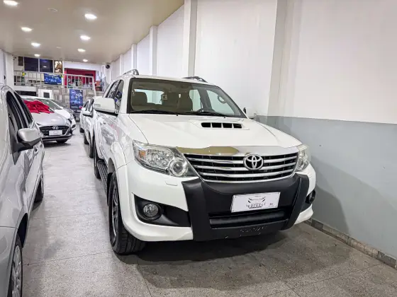 TOYOTA HILUX SW4 3.0 SRV 4X4 7 LUGARES 16V TURBO INTERCOOLER DIESEL 4P AUTOMÁTICO