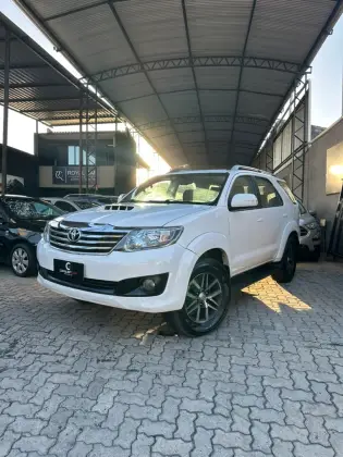 TOYOTA HILUX SW4 3.0 SRV 4X4 7 LUGARES 16V TURBO INTERCOOLER DIESEL 4P AUTOMÁTICO