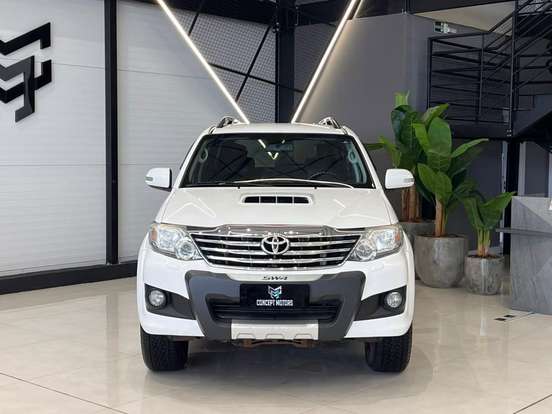 TOYOTA-HILUX SW4-3.0 SRV 4X4 7 LUGARES 16V TURBO INTERCOOLER DIESEL 4P AUTOMÁTICO TOYOTA-HILUX SW4-2015