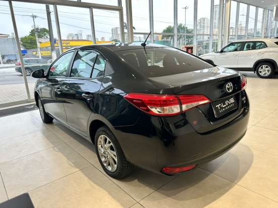 TOYOTA-YARIS-2022