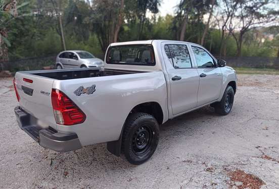 TOYOTA-HILUX-2025