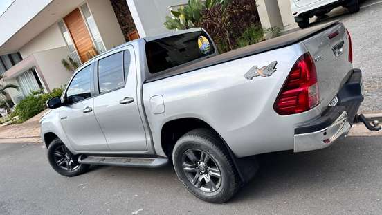 TOYOTA-HILUX-2023