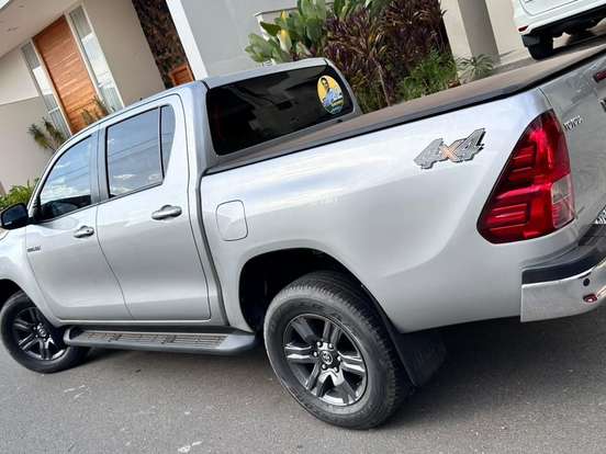 TOYOTA-HILUX-2.8 D-4D TURBO DIESEL CD SR 4X4 AUTOMÁTICO TOYOTA-HILUX-2023
