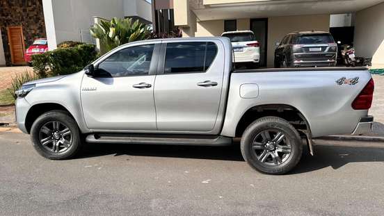 TOYOTA-HILUX-2023