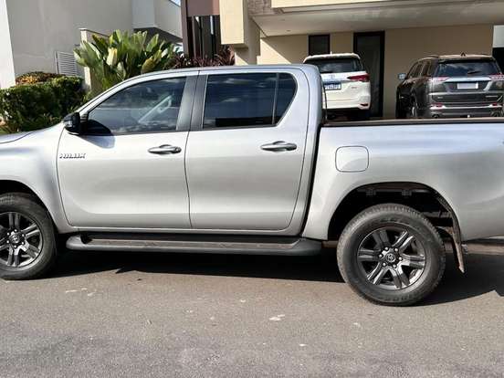 TOYOTA-HILUX-2.8 D-4D TURBO DIESEL CD SR 4X4 AUTOMÁTICO TOYOTA-HILUX-2023