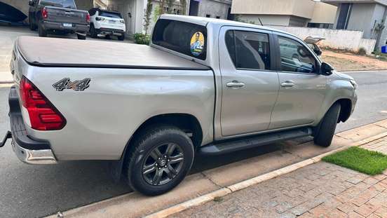 TOYOTA-HILUX-2023