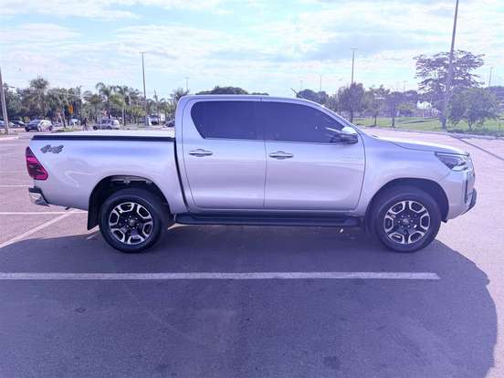TOYOTA-HILUX-2.8 D-4D TURBO DIESEL CD SRX 4X4 AUTOMÁTICO TOYOTA-HILUX-2024
