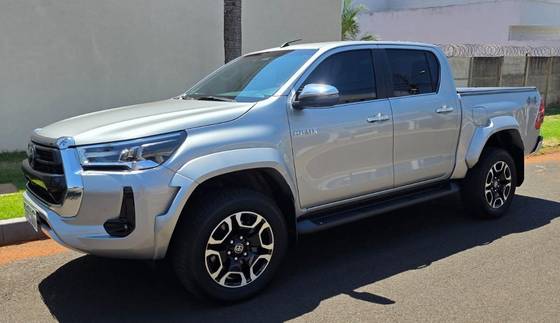 TOYOTA HILUX 2.8 D-4D TURBO DIESEL CD SRX PLUS 4X4 AUTOMÁTICO