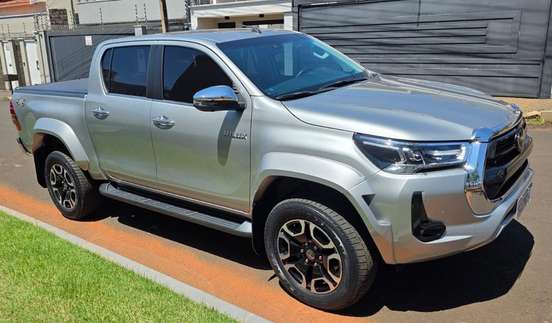 TOYOTA-HILUX-2.8 D-4D TURBO DIESEL CD SRX PLUS 4X4 AUTOMÁTICO TOYOTA-HILUX-2024