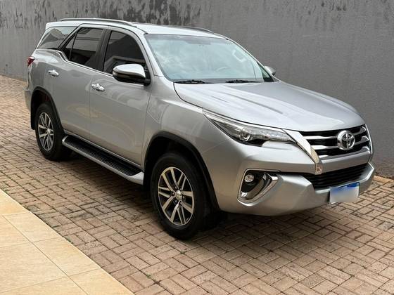 TOYOTA HILUX SW4 2.8 SRX 4X4 7 LUGARES 16V TURBO INTERCOOLER DIESEL 4P AUTOMÁTICO