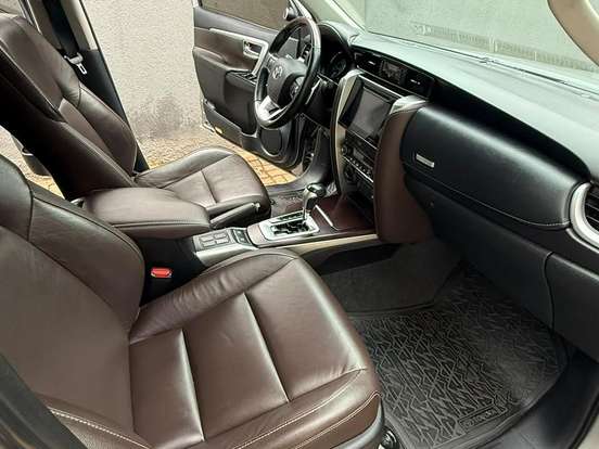 TOYOTA-HILUX SW4-2.8 SRX 4X4 7 LUGARES 16V TURBO INTERCOOLER DIESEL 4P AUTOMÁTICO TOYOTA-HILUX SW4-2019