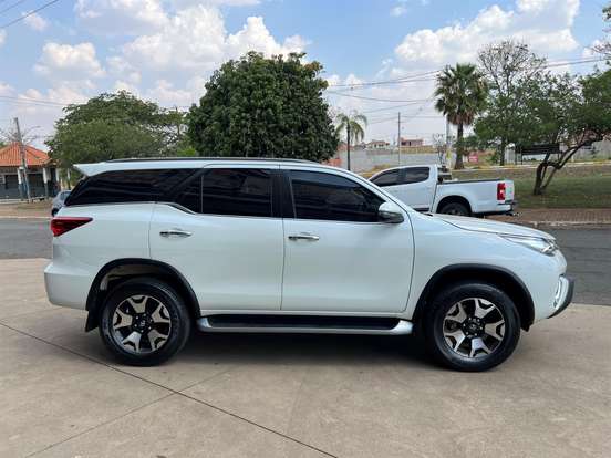 TOYOTA-HILUX SW4-2.8 SRX DIAMOND 4X4 7 LUGARES 16V TURBO INTERCOOLER DIESEL 4P AUTOMÁTICO TOYOTA-HILUX SW4-2019