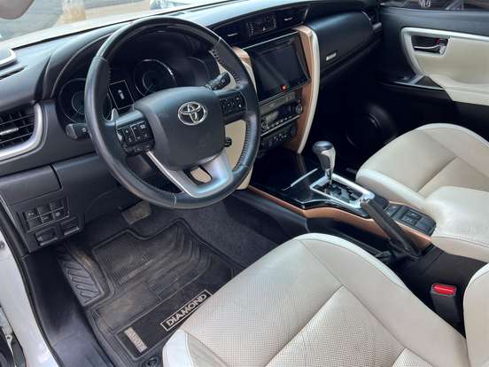 TOYOTA-HILUX SW4-2.8 SRX DIAMOND 4X4 7 LUGARES 16V TURBO INTERCOOLER DIESEL 4P AUTOMÁTICO TOYOTA-HILUX SW4-2019