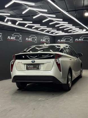 TOYOTA-PRIUS-2017