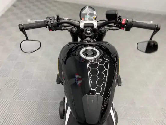 TRIUMPH-TRIDENT 660 TRIPLE TRIBUTE EDITION TRIUMPH-TRIDENT 660 TRIPLE TRIBUTE EDITION-2025