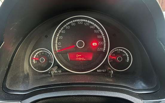 VOLKSWAGEN-CROSS UP-2016