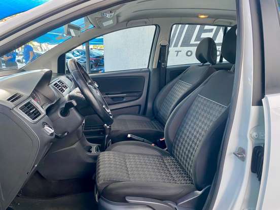 VOLKSWAGEN-FOX-2017